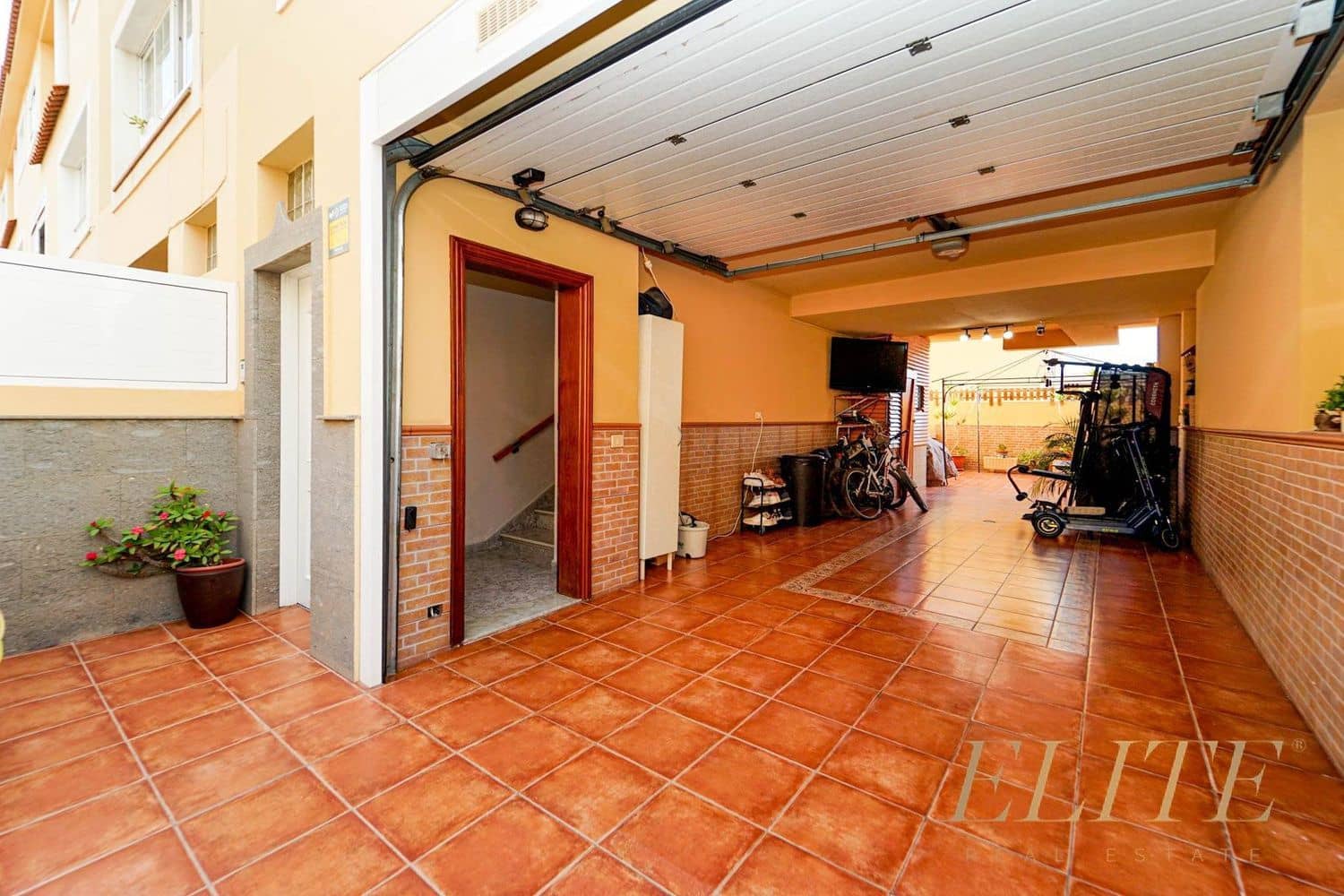 3 bedroom Townhouse for sale in El Tablero with garage - € 385,000 (Ref: 9586880)