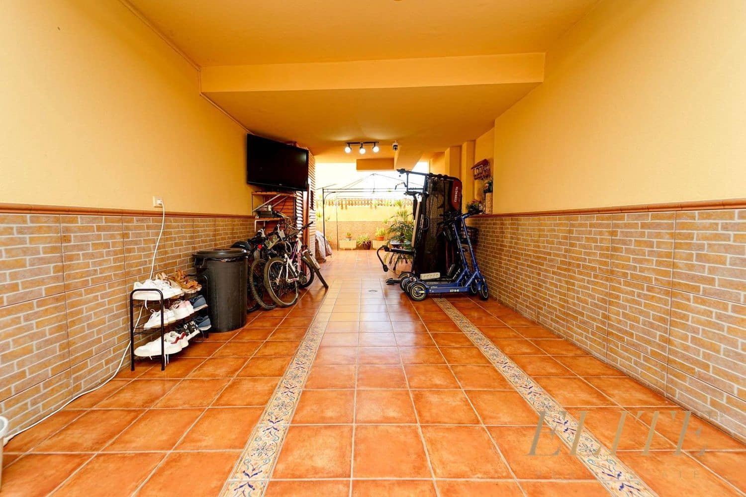 3 bedroom Townhouse for sale in El Tablero with garage - € 385,000 (Ref: 9586880)