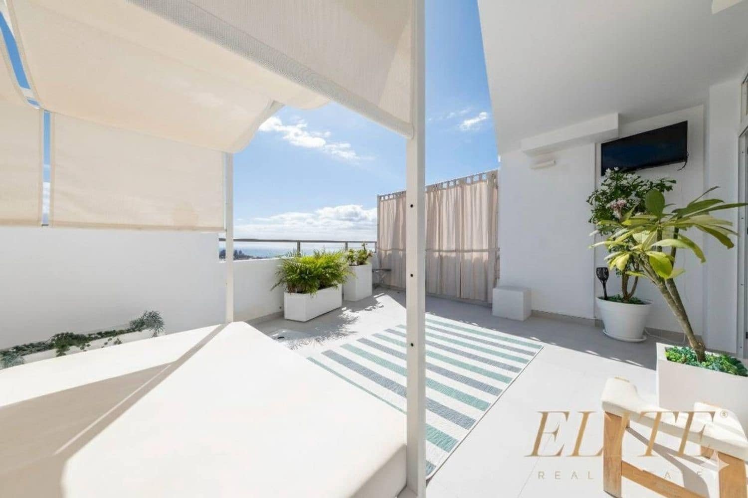 3 bedroom Townhouse for sale in Arguineguin with garage - € 620,000 (Ref: 9586881)