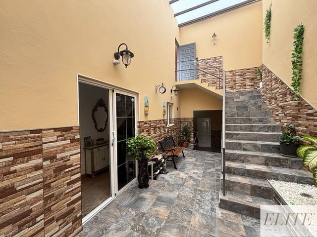 3 bedroom Finca/Country House for sale in Santa Brígida with garage - € 682,500 (Ref: 9586882)