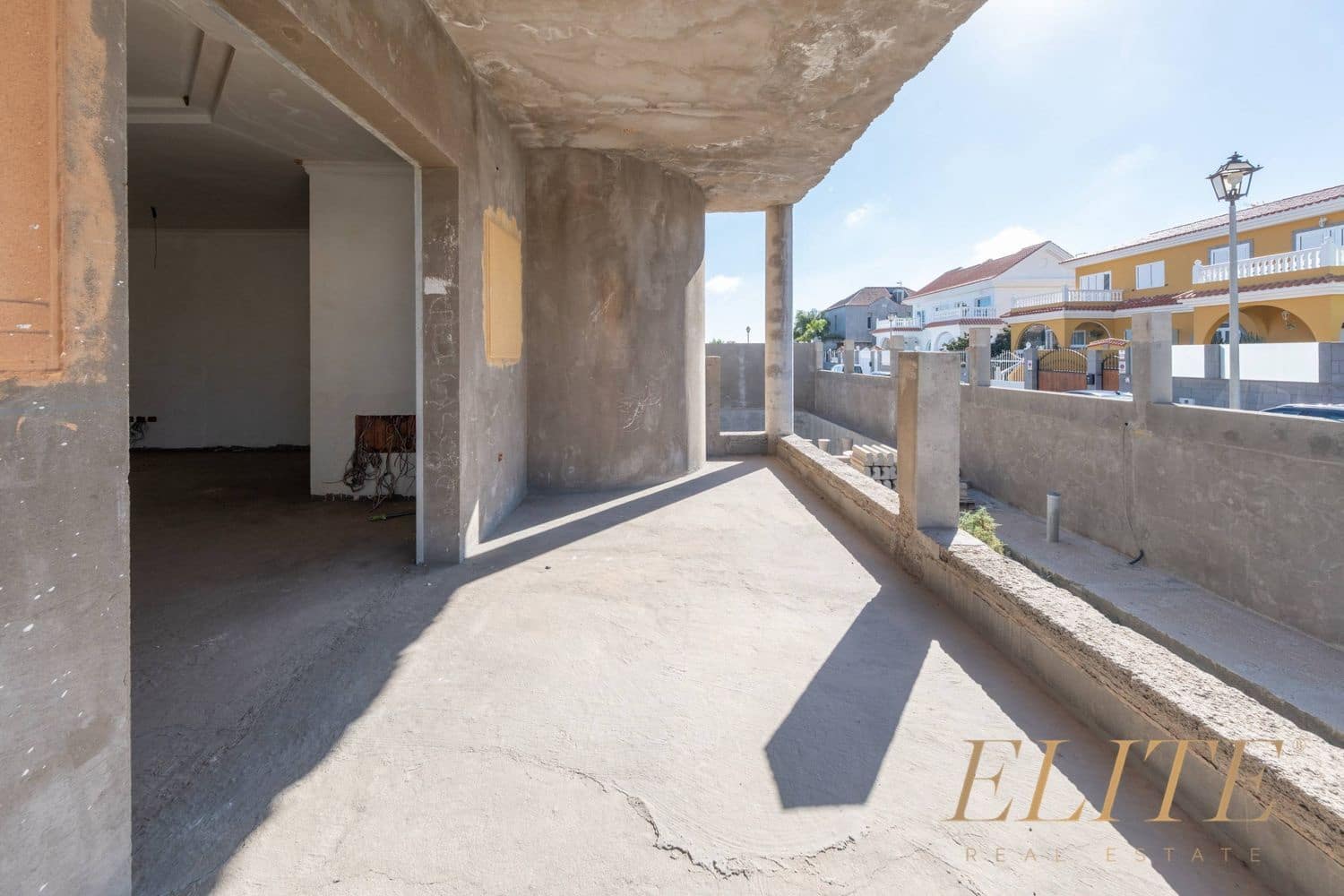 5 soveværelse Semi-Rækkehus til salg i Sonneland med swimmingpool garage - € 1.500.000 (Ref: 9600883)