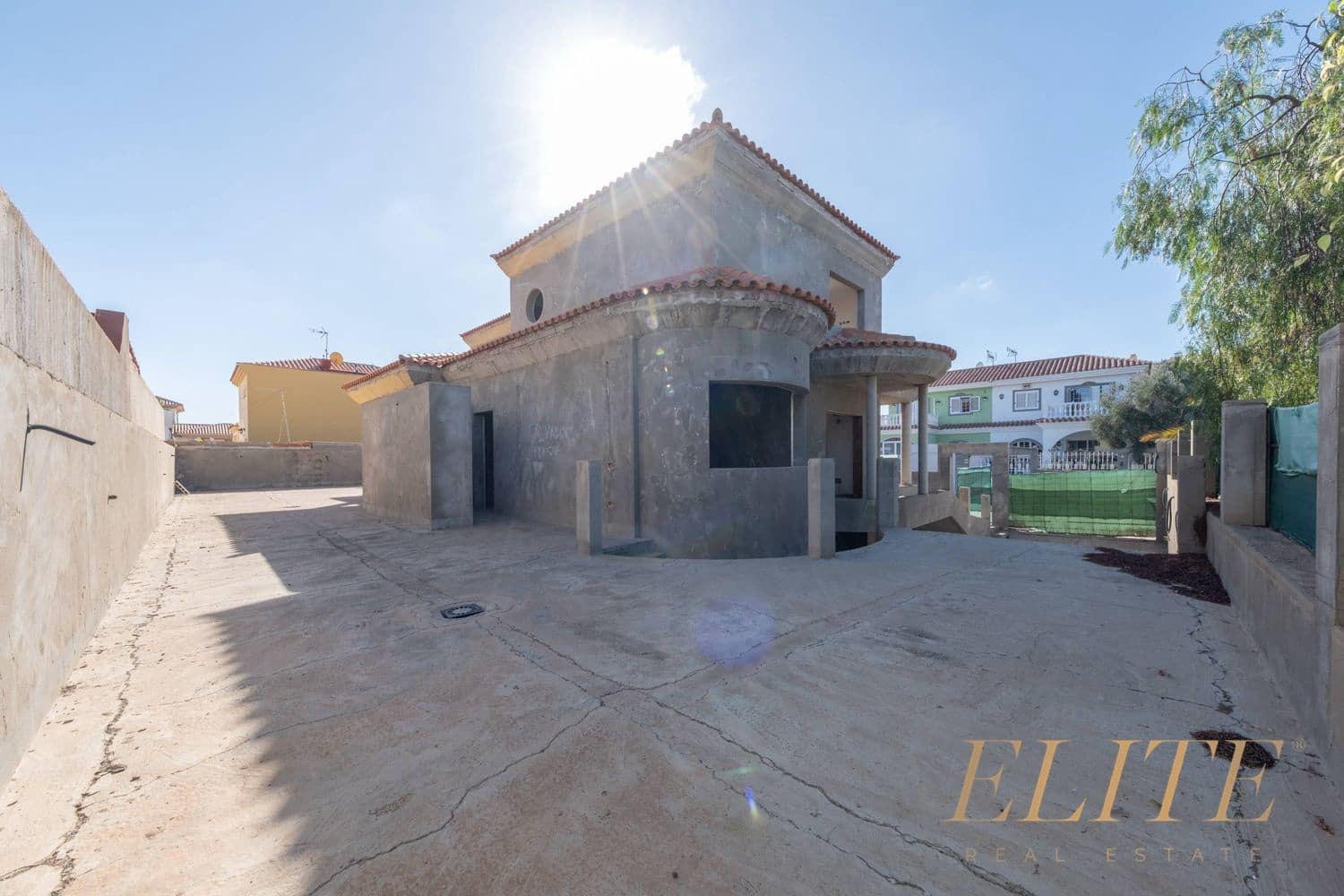 5 soveværelse Semi-Rækkehus til salg i Sonneland med swimmingpool garage - € 1.500.000 (Ref: 9600883)