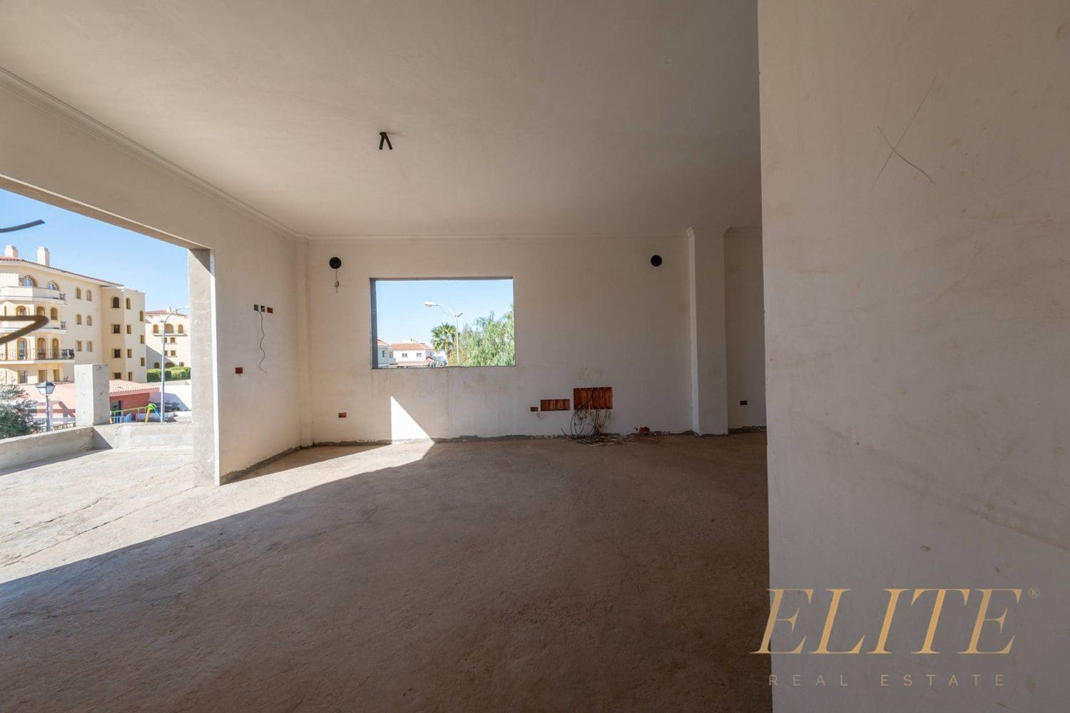 5 soveværelse Semi-Rækkehus til salg i Sonneland med swimmingpool garage - € 1.500.000 (Ref: 9600883)