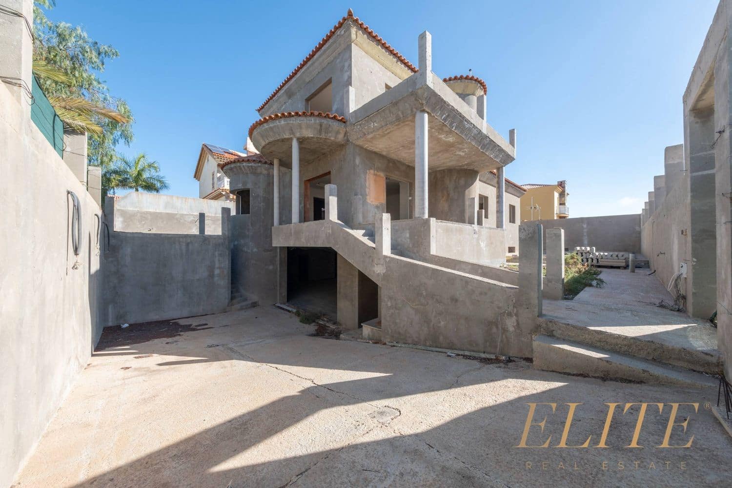 5 soveværelse Semi-Rækkehus til salg i Sonneland med swimmingpool garage - € 1.500.000 (Ref: 9600883)