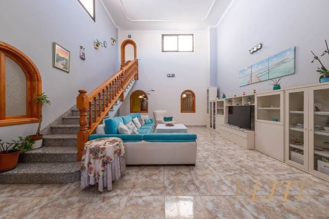 6 quarto Casa em Banda para venda em San Bartolomé de Tirajana com garagem - 540 000 € (Ref: 9665718)