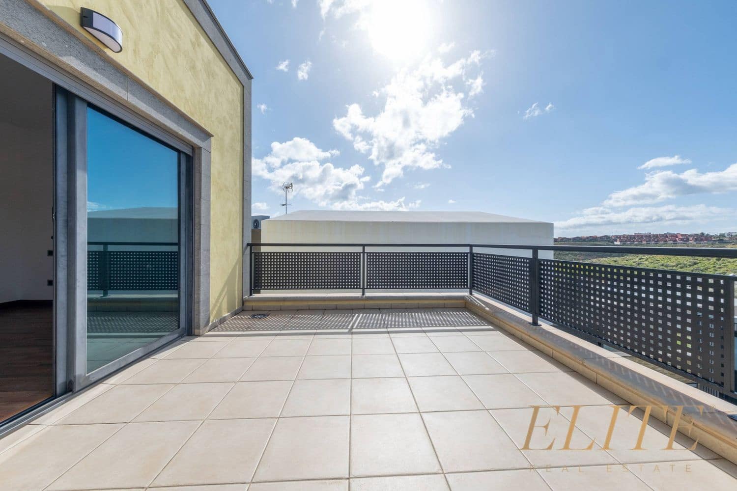 6 slaapkamer Villa te koop in Jinamar met zwembad garage - € 1.625.000 (Ref: 9786974)