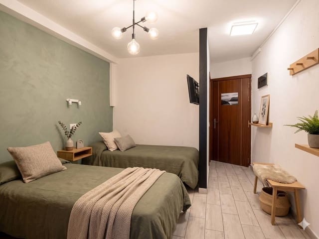 Apartament na sprzedaż w Playa del Inglés, San Bartolomé de Tirajana z basenem garażem - 220 000 € (Ref: 9804050)