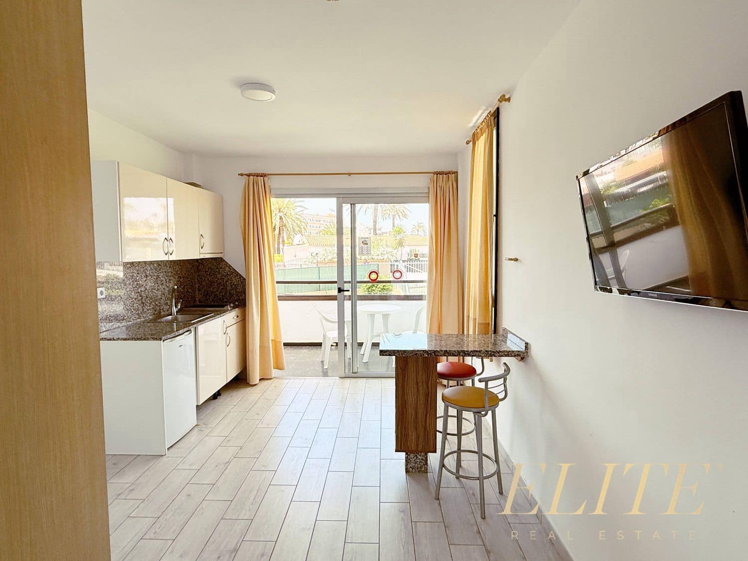 Apartament na sprzedaż w Playa del Ingles z basenem garażem - 240 000 € (Ref: 9804051)