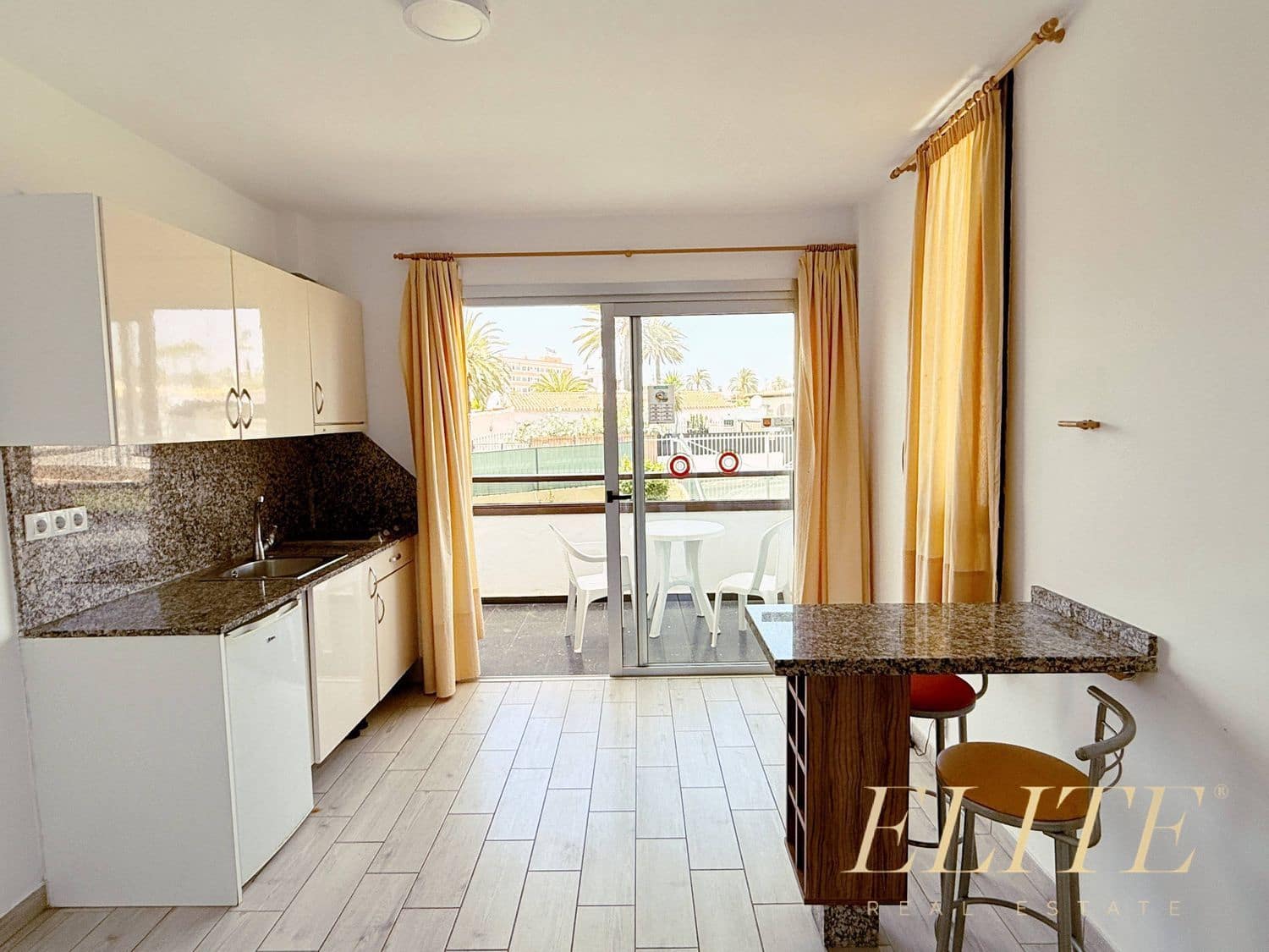 Apartament na sprzedaż w Playa del Ingles z basenem garażem - 240 000 € (Ref: 9804051)