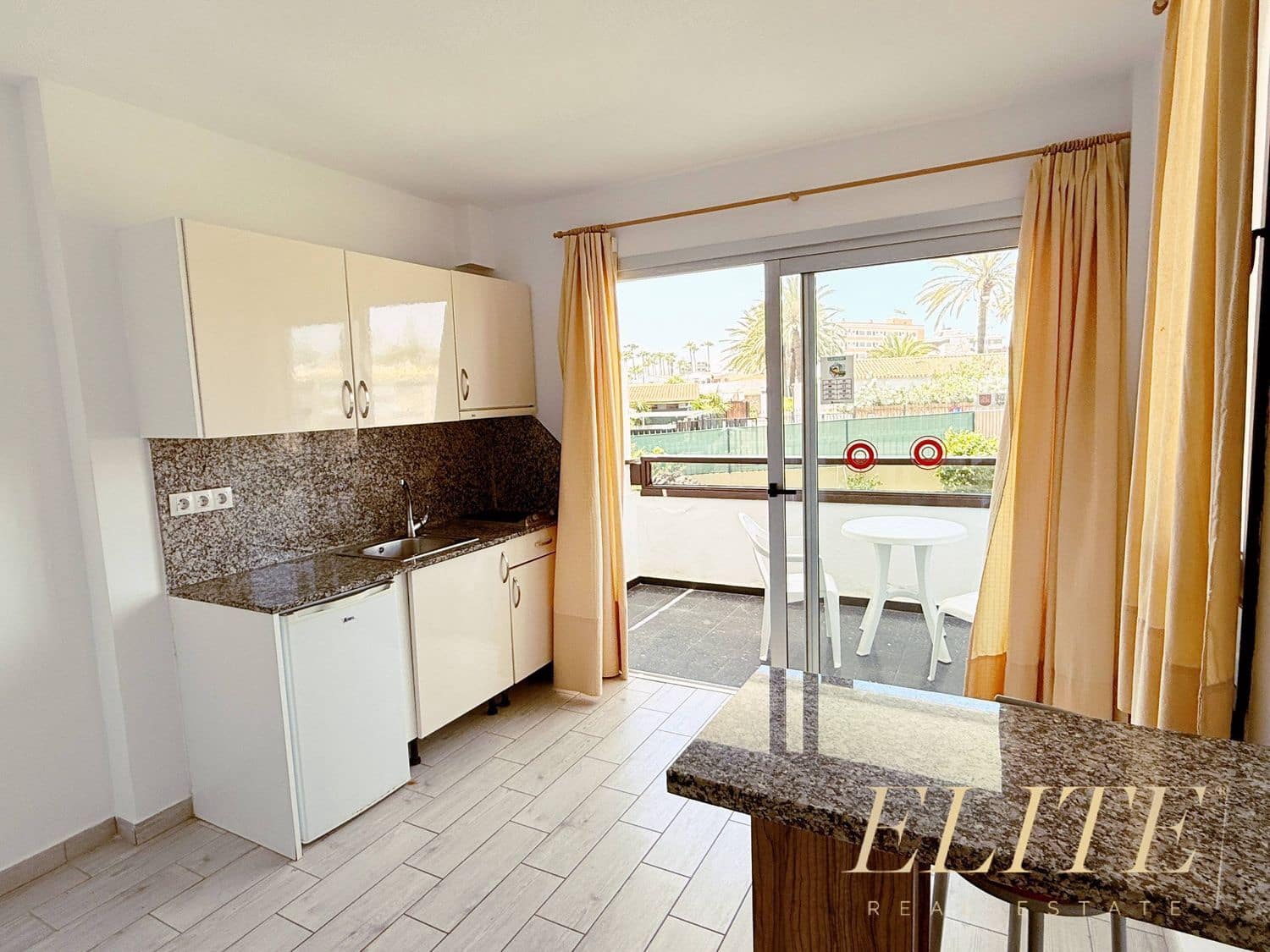 Apartament na sprzedaż w Playa del Ingles z basenem garażem - 240 000 € (Ref: 9804051)