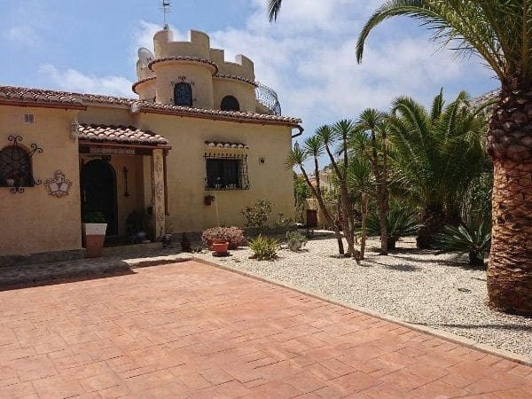 5 bedroom Villa for sale in Cumbre del Sol with pool - € 585,000 (Ref: 8534554)