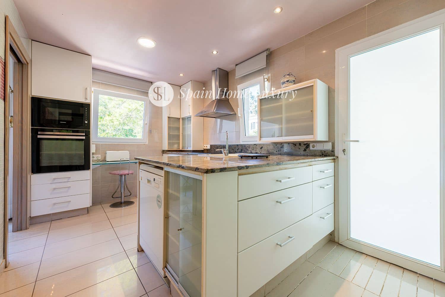 5 soveværelse Villa til salg i La Pobla de Vallbona med swimmingpool garage - € 875.000 (Ref: 8678496)