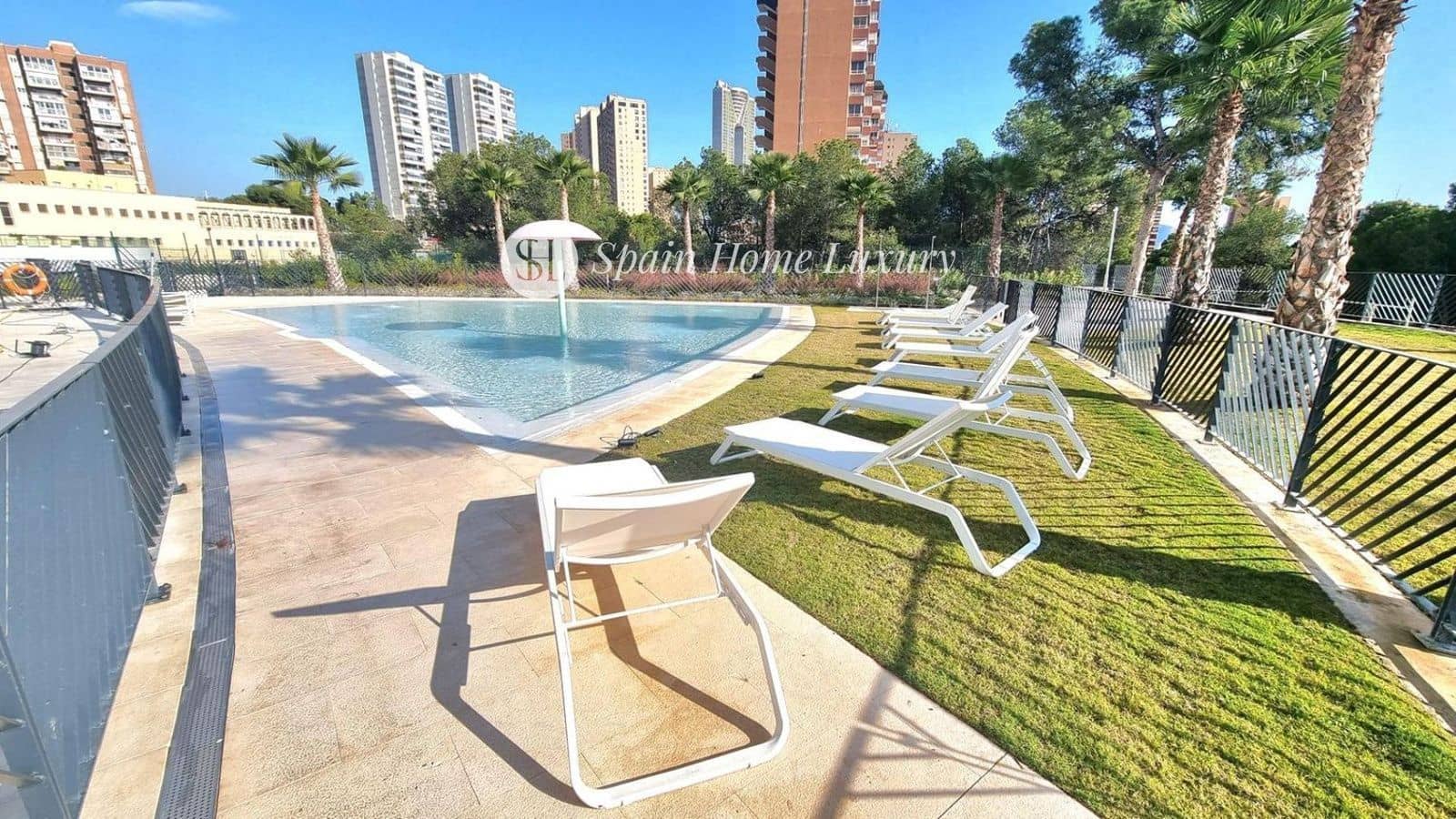 2 slaapkamer Penthouse te koop in Benidorm met zwembad - € 517.000 (Ref: 8905587)