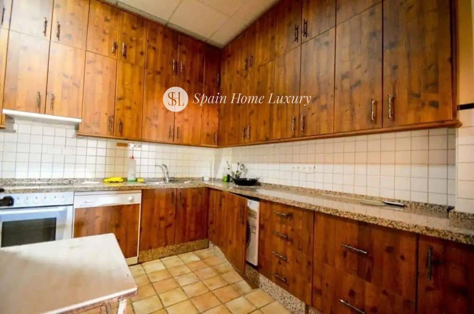 Hotell til salgs i Guaro med svømmebasseng garasje - € 780 000 (Ref: 8949236)