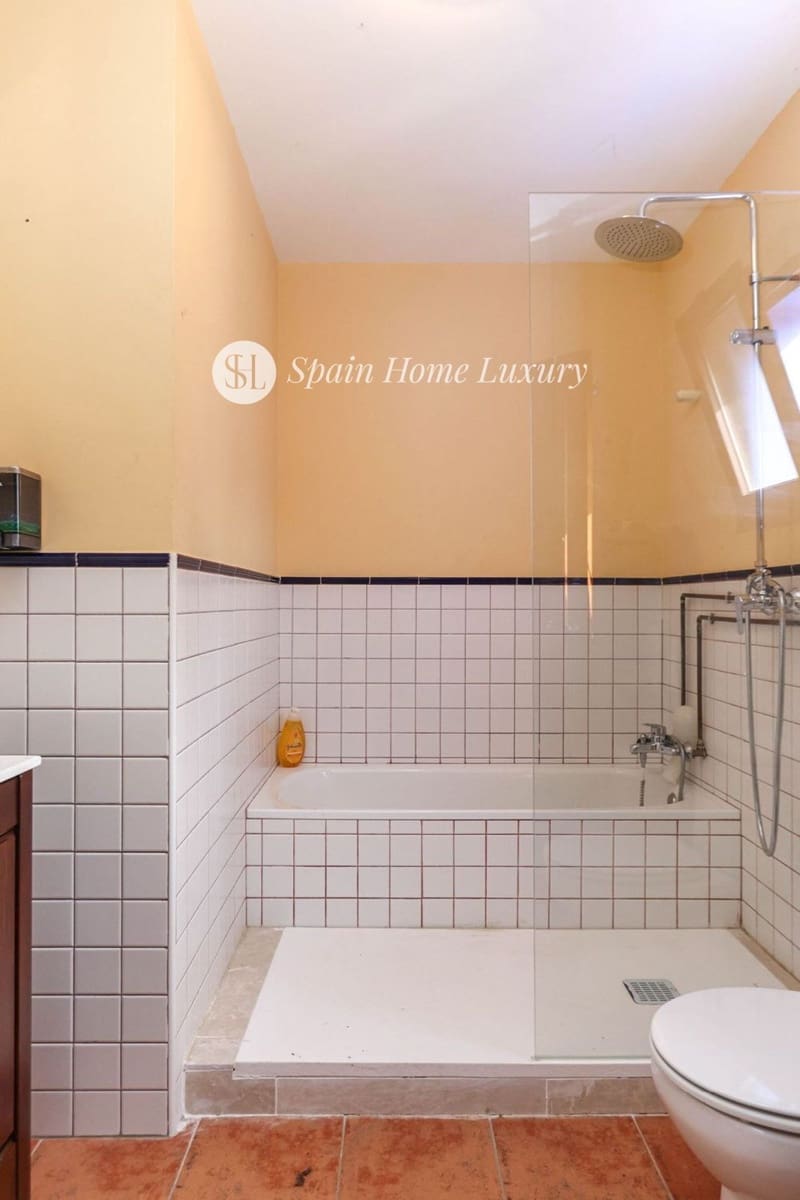 Hotell til salgs i Guaro med svømmebasseng garasje - € 780 000 (Ref: 8949236)