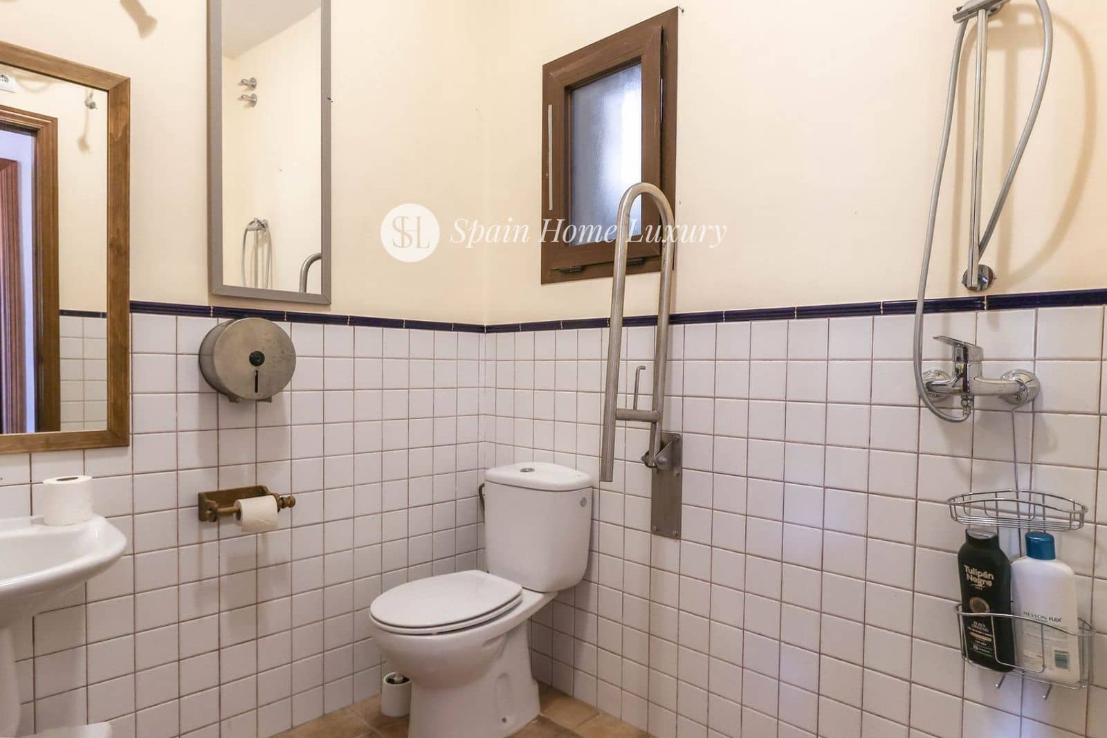 Hotell til salgs i Guaro med svømmebasseng garasje - € 780 000 (Ref: 8949236)