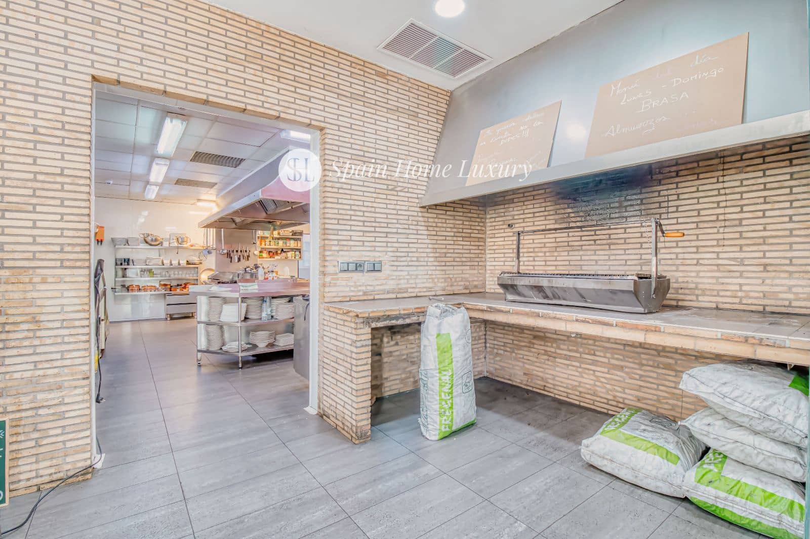 14 quarto Restaurante/Bar para venda em Alzira - 2 490 000 € (Ref: 9004113)