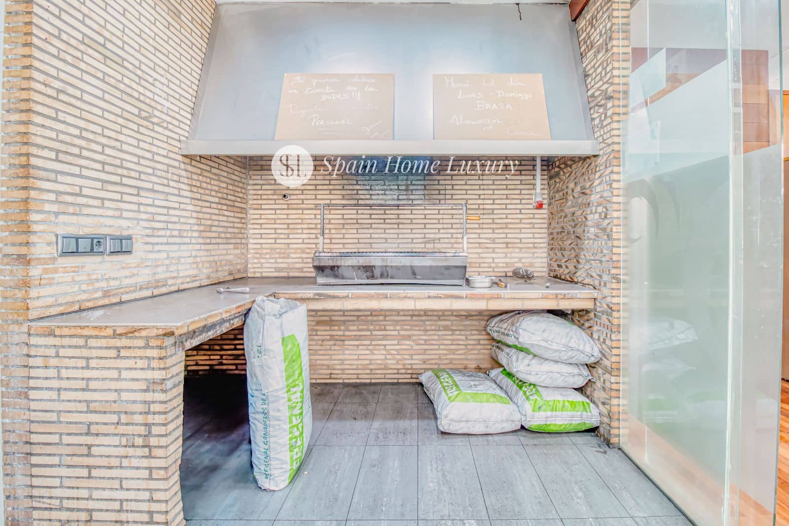 14 quarto Restaurante/Bar para venda em Alzira - 2 490 000 € (Ref: 9004113)