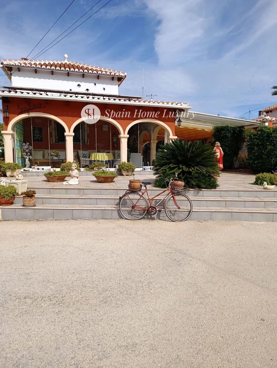 4 sypialnia Willa na sprzedaż w Denia z basenem garażem - 580 000 € (Ref: 9296343)