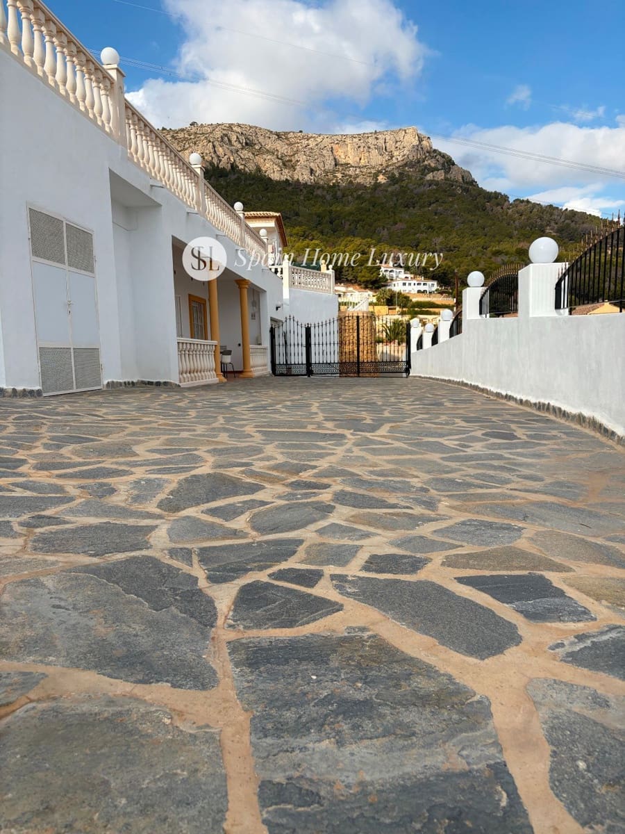 4 bedroom Villa for sale in Calpe / Calp with pool garage - € 716,000 (Ref: 9404674)