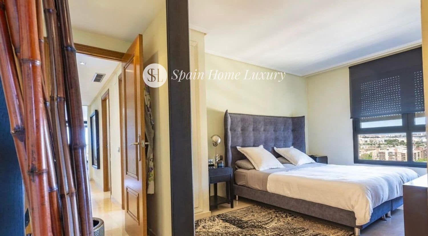 3 bedroom Penthouse for sale in Valencia city with pool garage - € 890,000 (Ref: 9409103)