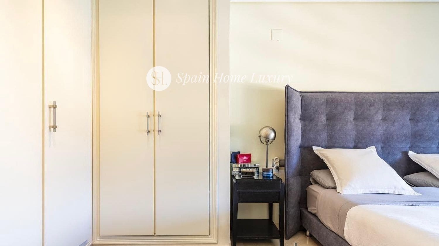 3 bedroom Penthouse for sale in Valencia city with pool garage - € 890,000 (Ref: 9409103)