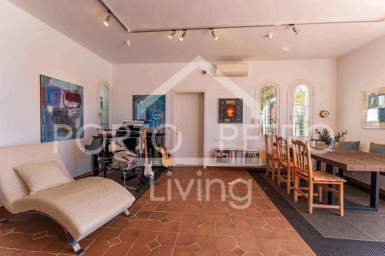 6 bedroom Villa for sale in Porto Petro with pool garage - € 2,300,000 (Ref: 9858436)
