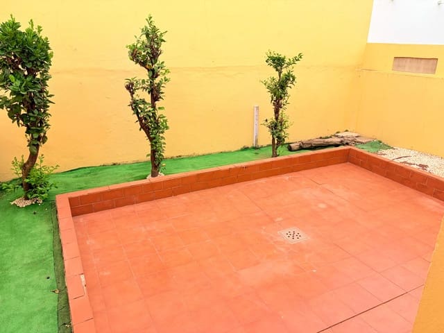 4 bedroom Terraced Villa for sale in San Roque with garage - € 250,000 (Ref: 10004253)