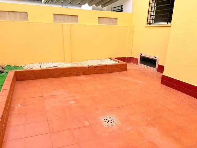4 bedroom Terraced Villa for sale in San Roque with garage - € 250,000 (Ref: 10004253)