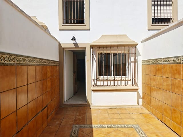2 slaapkamer Rijtjeshuis te koop in Algeciras - € 170.000 (Ref: 10011516)