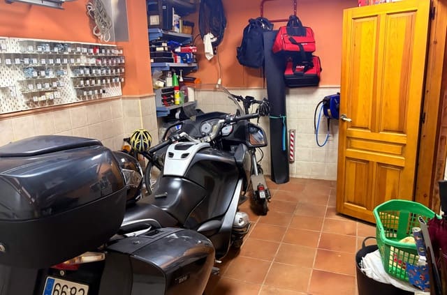 4 bedroom Townhouse for sale in La Línea de la Concepción with garage - € 303,000 (Ref: 10017567)