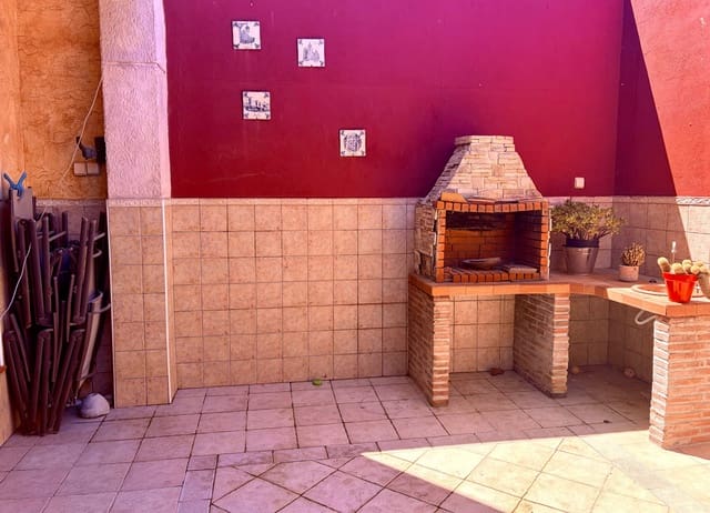 4 bedroom Townhouse for sale in La Línea de la Concepción with garage - € 303,000 (Ref: 10017567)