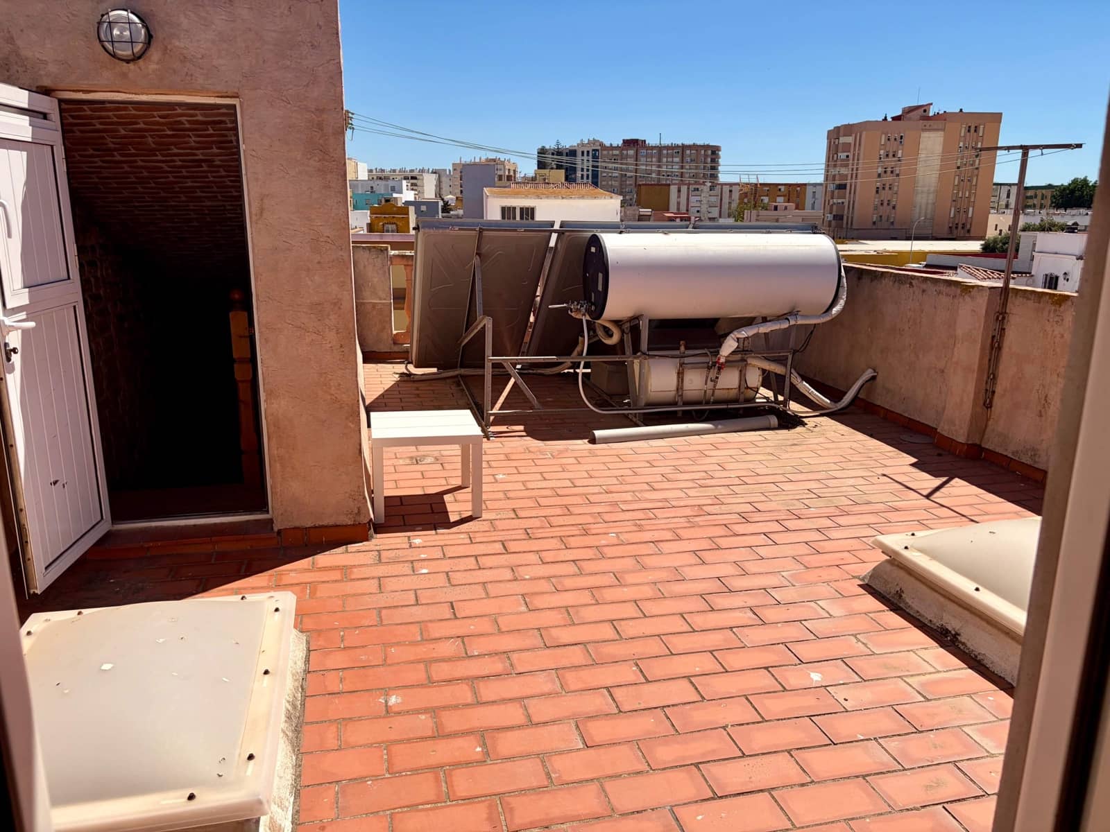 4 bedroom Townhouse for sale in La Linea de la Concepcion with garage - € 303,000 (Ref: 10017567)