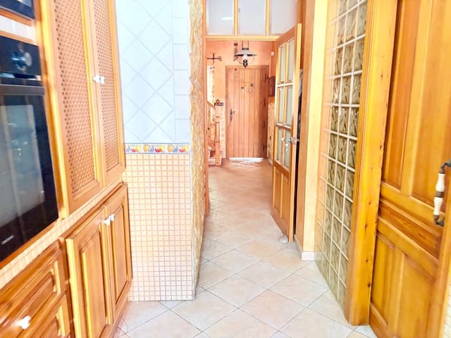 4 bedroom Townhouse for sale in La Línea de la Concepción with garage - € 303,000 (Ref: 10017567)