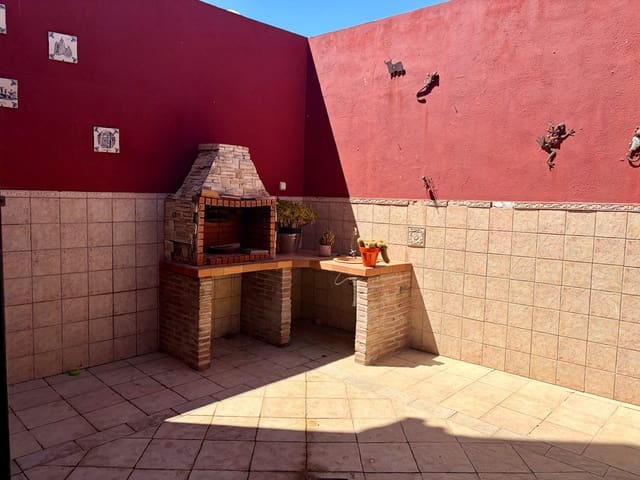 4 bedroom Townhouse for sale in La Línea de la Concepción with garage - € 303,000 (Ref: 10017567)