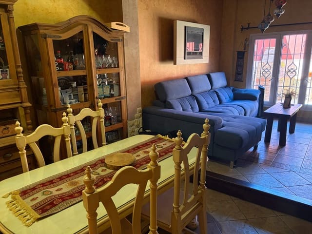 4 bedroom Townhouse for sale in La Línea de la Concepción with garage - € 303,000 (Ref: 10017567)