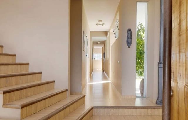 4 sypialnia Willa na sprzedaż w Guadacorte, Los Barrios z basenem garażem - 1 000 000 € (Ref: 10025677)