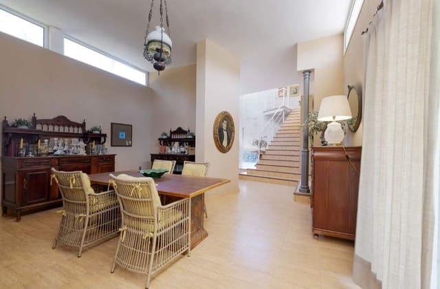 4 sypialnia Willa na sprzedaż w Guadacorte, Los Barrios z basenem garażem - 1 000 000 € (Ref: 10025677)