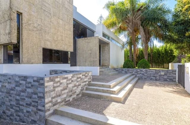4 sypialnia Willa na sprzedaż w Guadacorte, Los Barrios z basenem garażem - 1 000 000 € (Ref: 10025677)