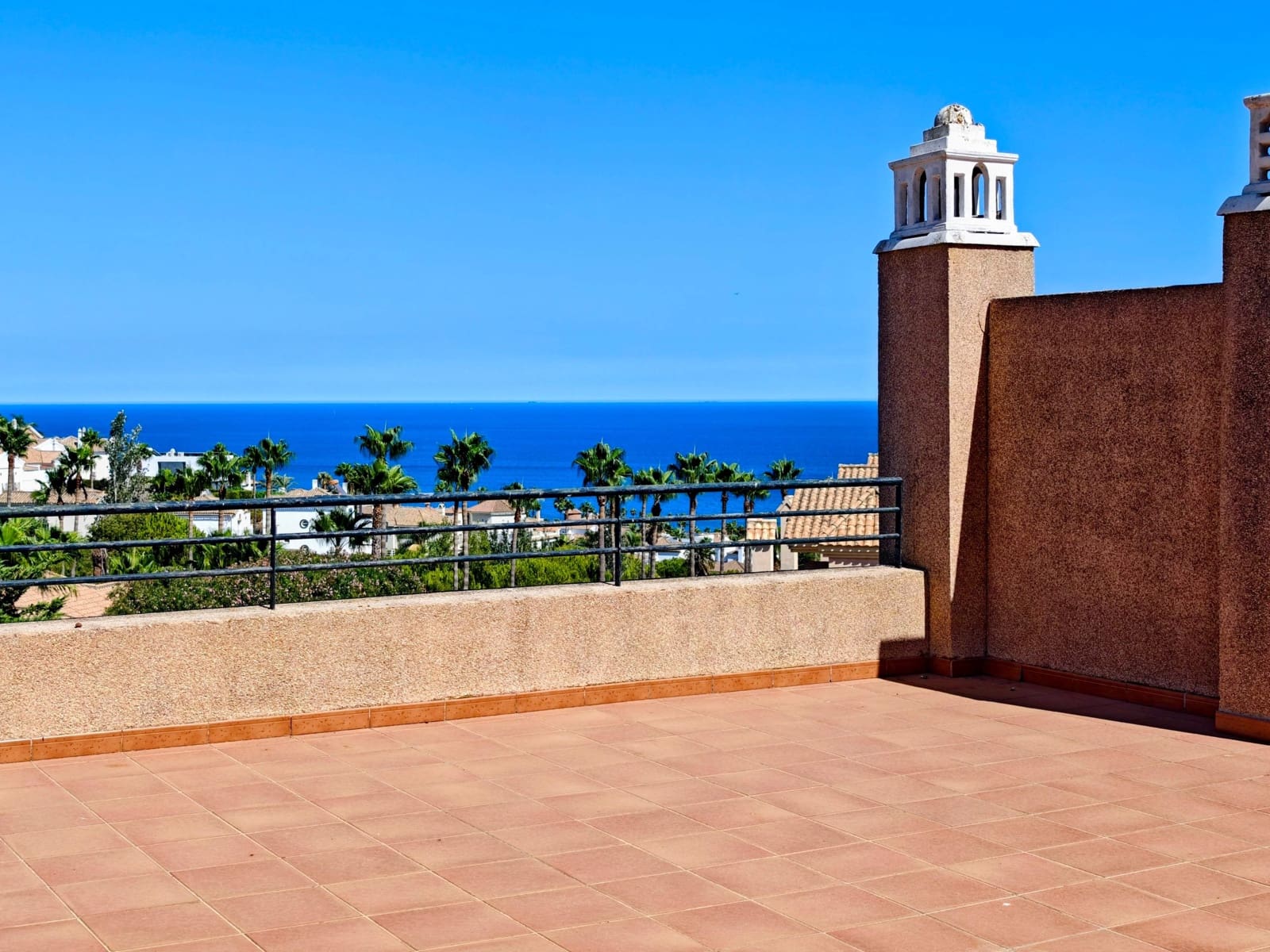 Apartamento de 2 habitaciones en La Línea de la Concepción en venta con piscina - 245.000 € (Ref: 10028915)