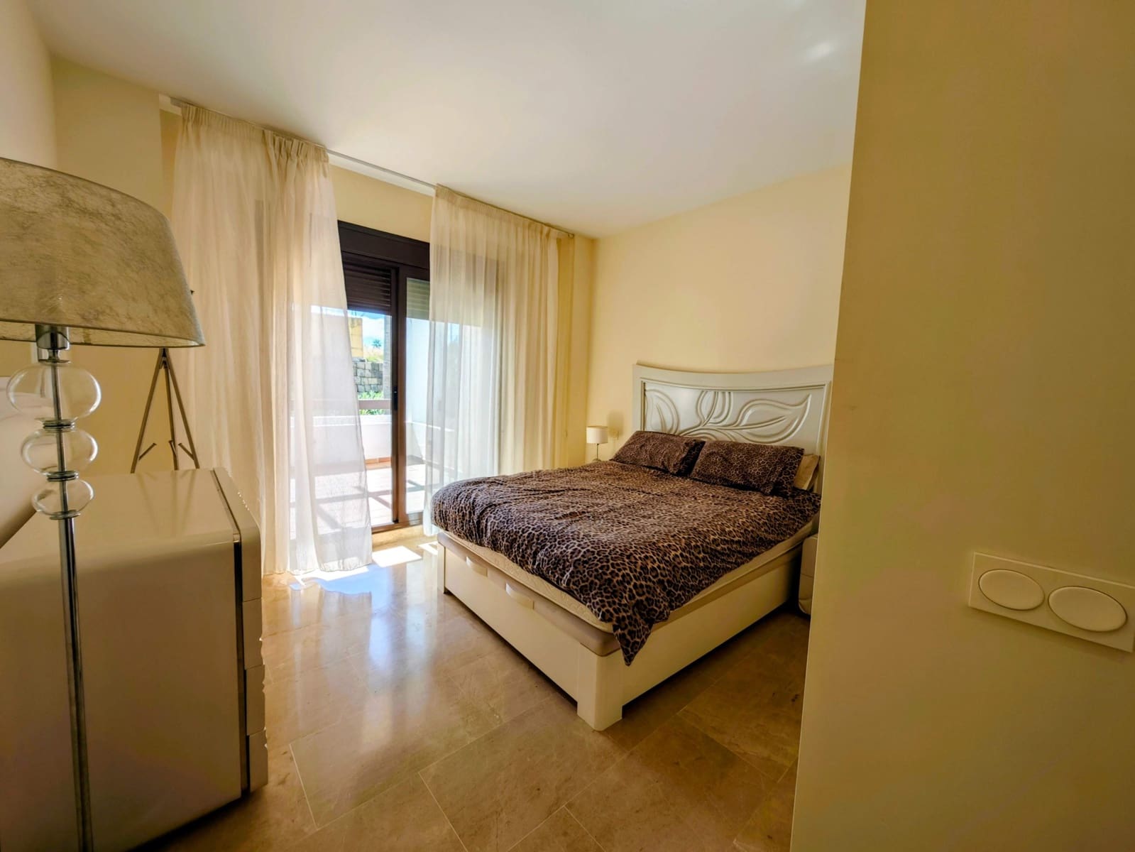2 soverom Leilighet til salgs i La Linea de la Concepcion med svømmebasseng garasje - € 310 000 (Ref: 10038397)