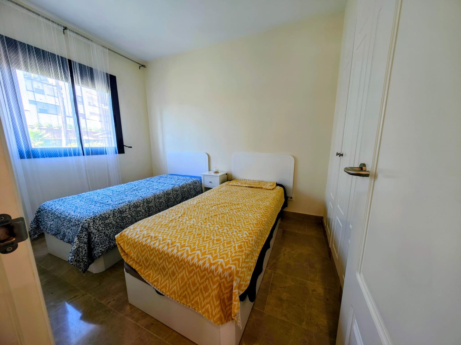 2 soverom Leilighet til salgs i La Linea de la Concepcion med svømmebasseng garasje - € 310 000 (Ref: 10038397)
