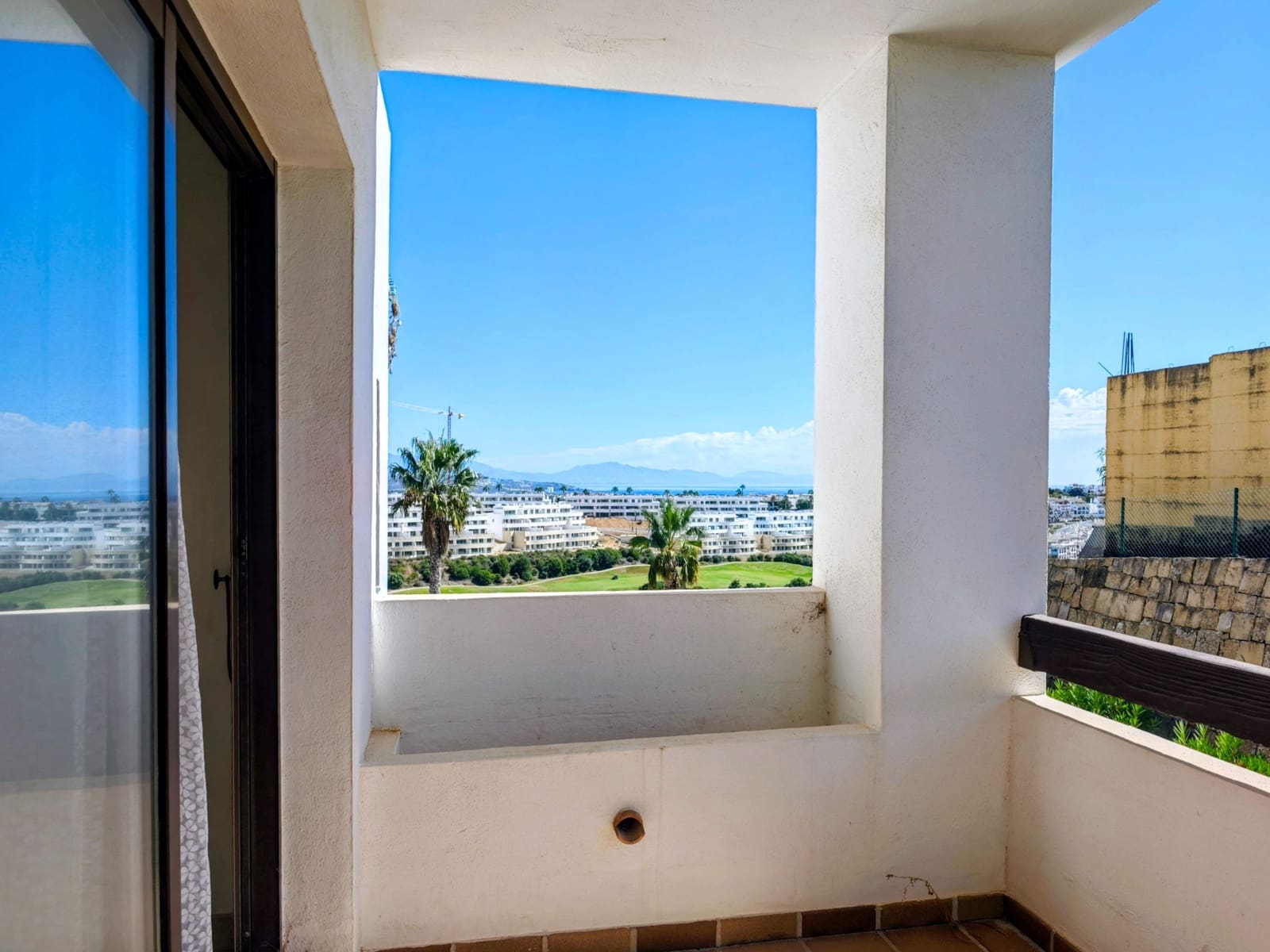 2 soverom Leilighet til salgs i La Linea de la Concepcion med svømmebasseng garasje - € 310 000 (Ref: 10038397)