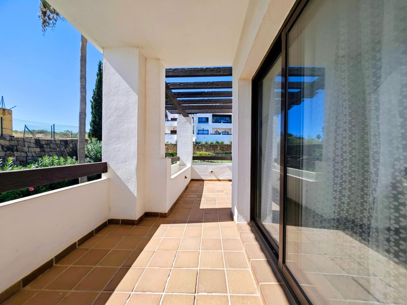 2 soverom Leilighet til salgs i La Linea de la Concepcion med svømmebasseng garasje - € 310 000 (Ref: 10038397)