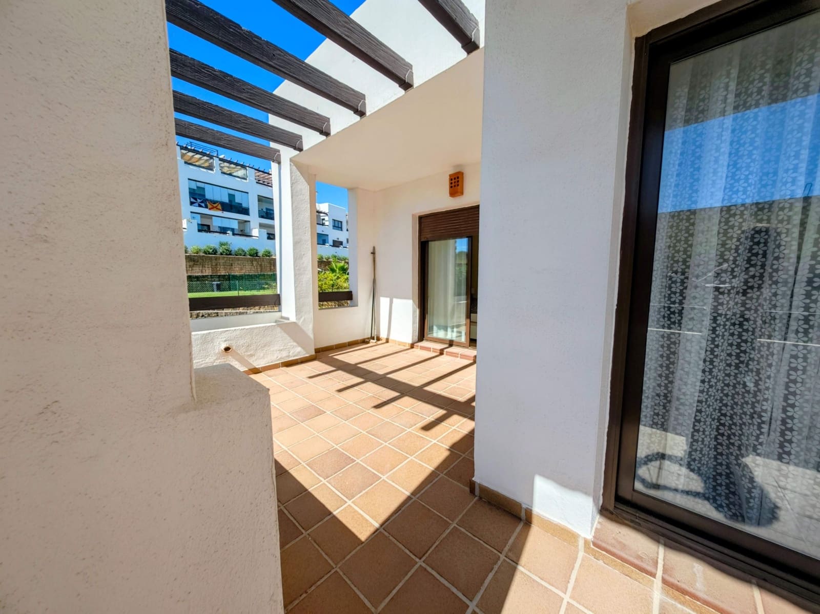 2 soverom Leilighet til salgs i La Linea de la Concepcion med svømmebasseng garasje - € 310 000 (Ref: 10038397)
