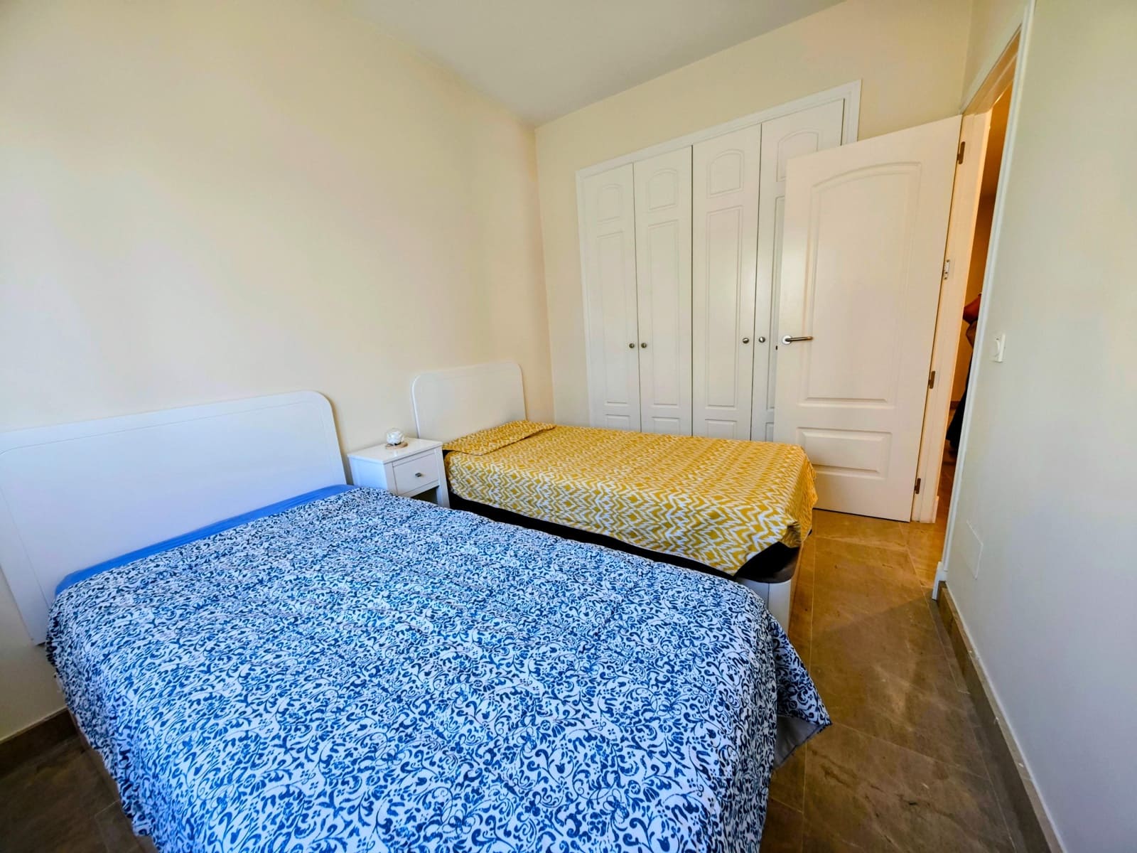 2 soverom Leilighet til salgs i La Linea de la Concepcion med svømmebasseng garasje - € 310 000 (Ref: 10038397)