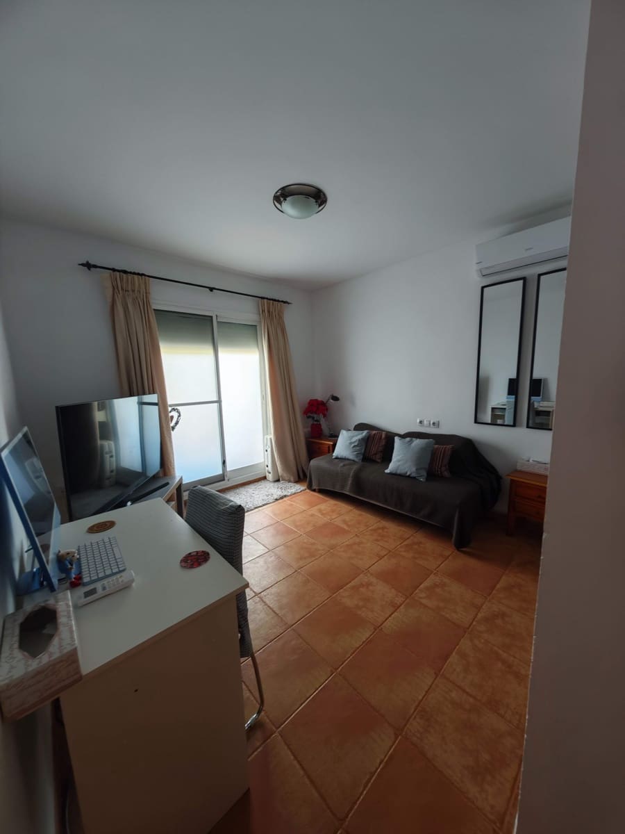4 slaapkamer Rijtjeshuis te koop in La Linea de la Concepcion met zwembad - € 380.000 (Ref: 10049371)