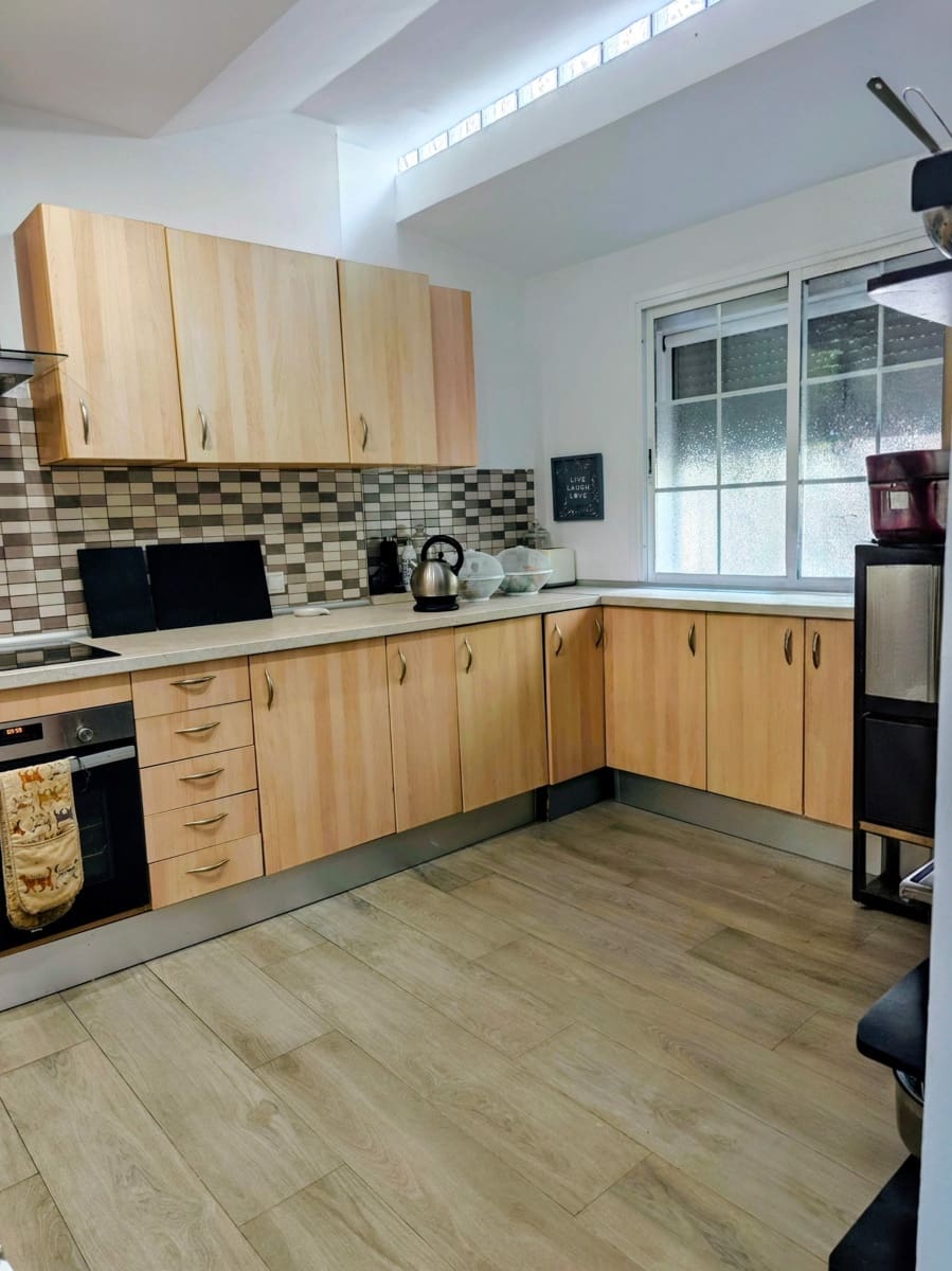4 slaapkamer Rijtjeshuis te koop in La Linea de la Concepcion met zwembad - € 380.000 (Ref: 10049371)