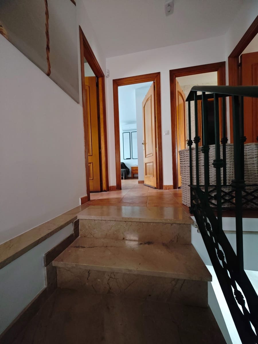 4 slaapkamer Rijtjeshuis te koop in La Linea de la Concepcion met zwembad - € 380.000 (Ref: 10049371)