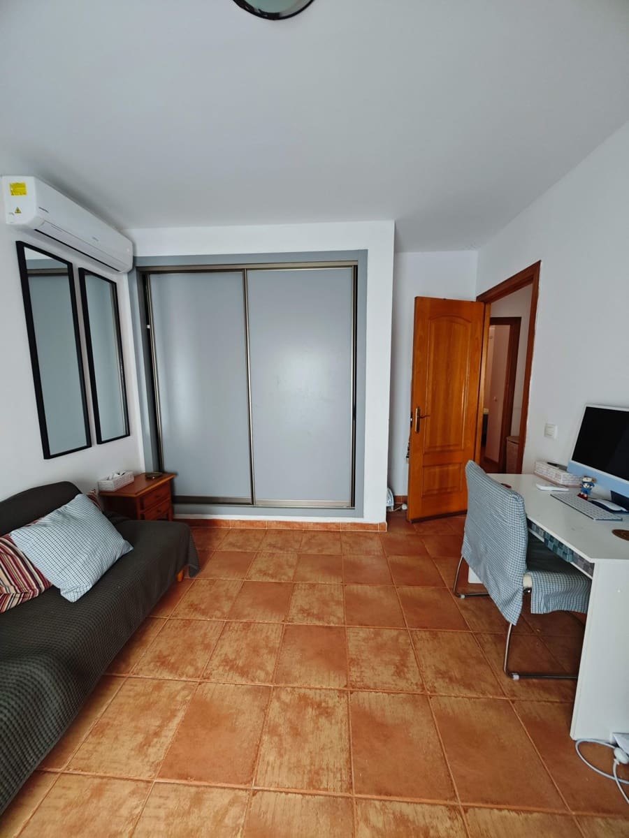 4 slaapkamer Rijtjeshuis te koop in La Linea de la Concepcion met zwembad - € 380.000 (Ref: 10049371)